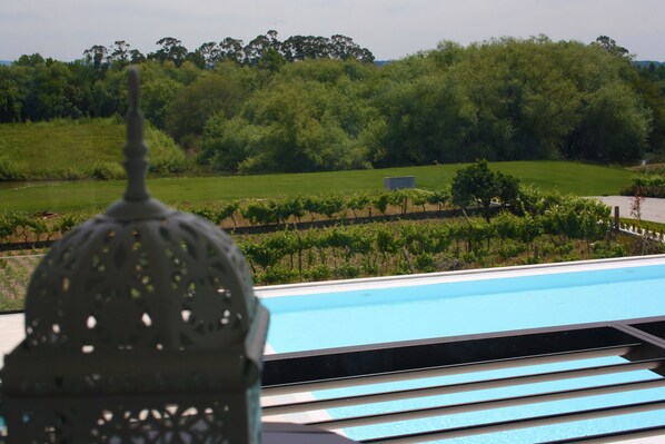 Piscine extérieure, parasols de plage, chaises longues