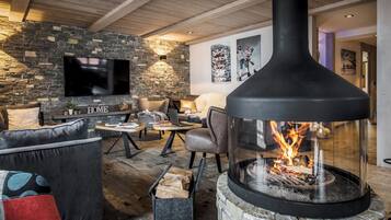 Superior appartement, 5 slaapkamers | Woonruimte | Een flatscreentelevisie