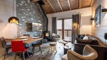 Superior Apartment, 2 Bedrooms (Cheminee) | Living room | Flat-screen TV