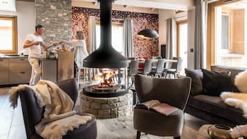 Superior-Apartment, 5 Schlafzimmer | Wohnbereich | Flachbildfernseher