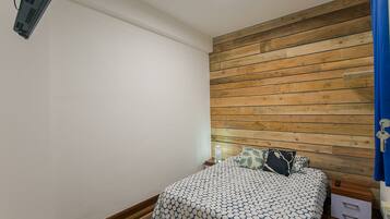 Double Room, Shared Bathroom | Blackout drapes, free WiFi