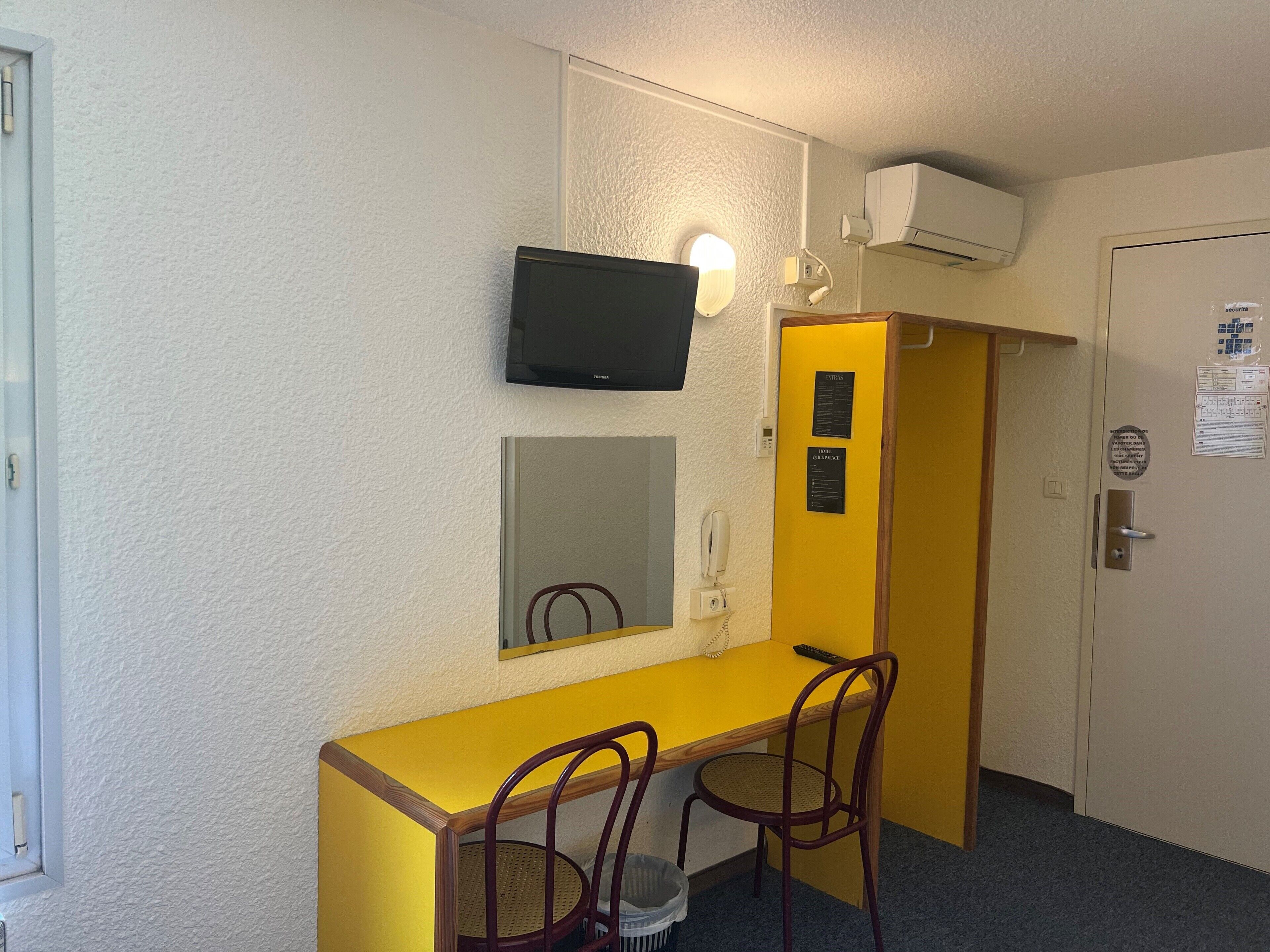 Familienzimmer | Hochwertige Bettwaren, Schreibtisch, Verdunkelungsvorhänge