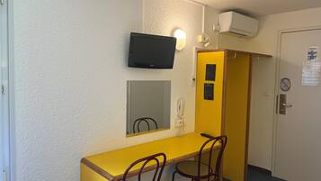 Familienzimmer | Hochwertige Bettwaren, Schreibtisch, Verdunkelungsvorhänge