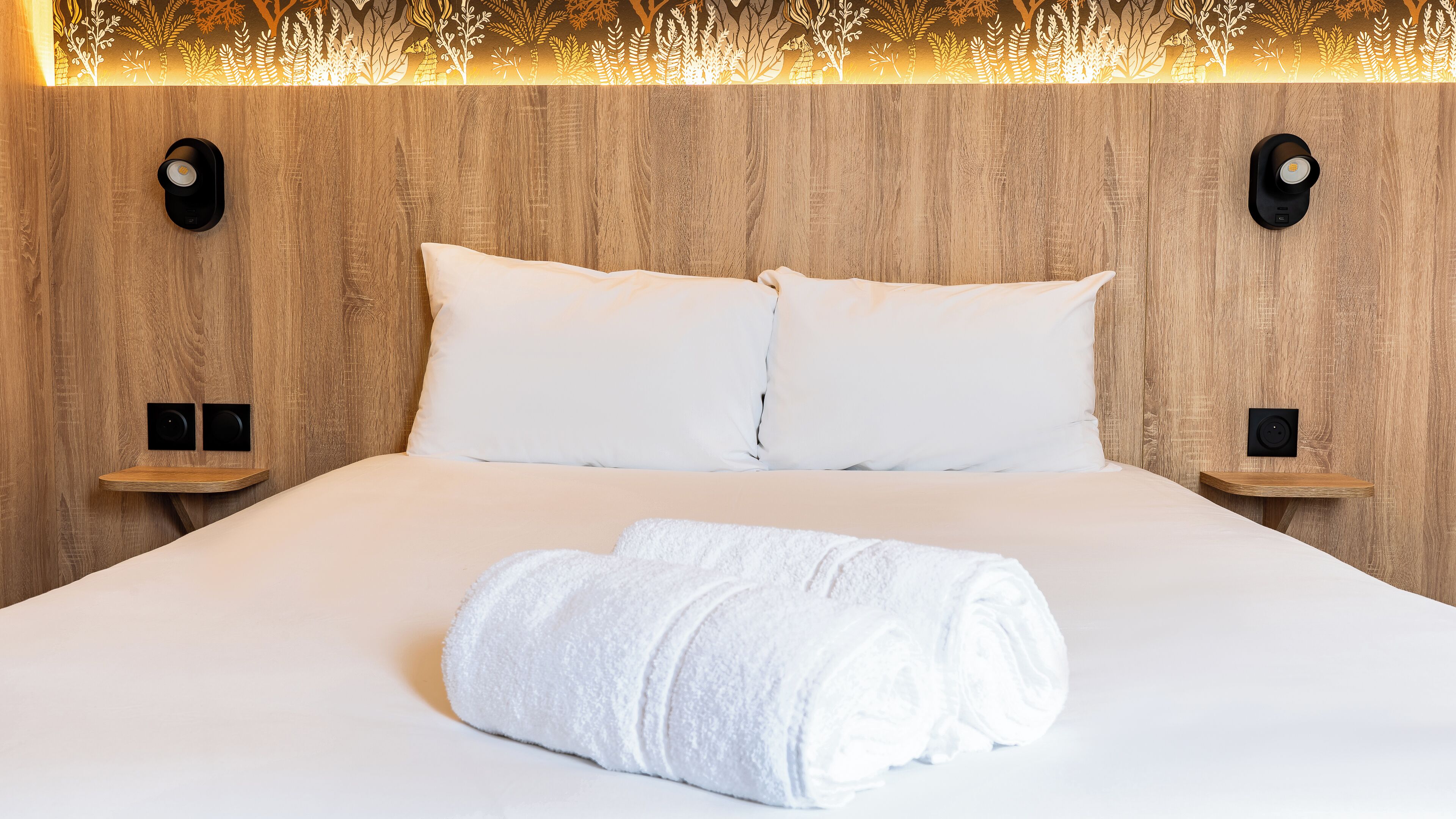 Ropa de cama de alta calidad, escritorio y cortinas blackout 