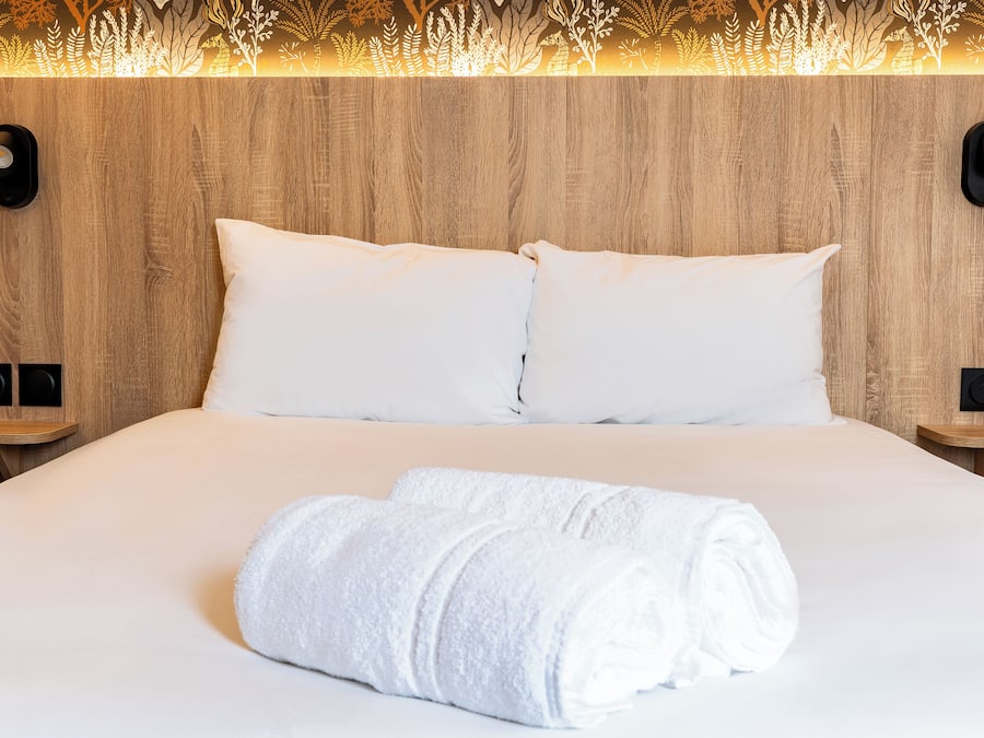 Quarto casal | Roupas de cama premium, escrivaninha, cortinas blackout