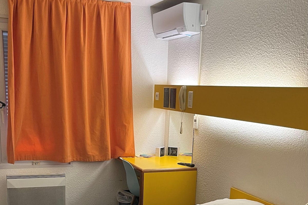 Premium bedding, desk, blackout drapes, soundproofing
