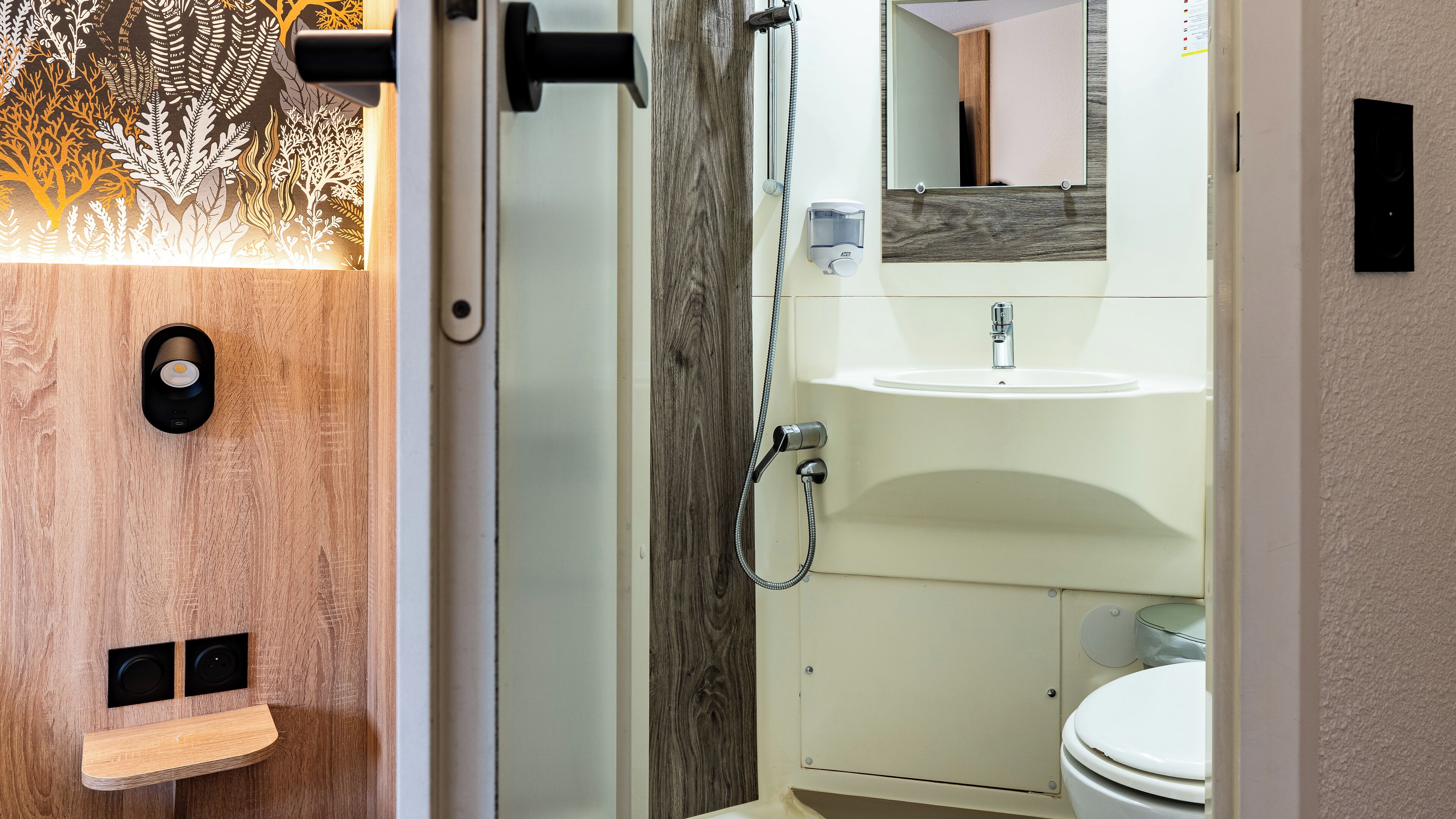 Een douche, gratis toiletartikelen, handdoeken