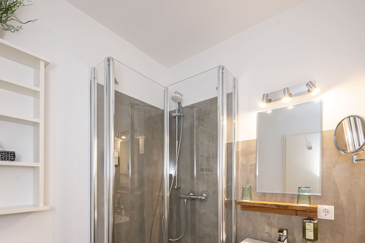 Dusche, kostenlose Toilettenartikel, Haartrockner, Handtücher