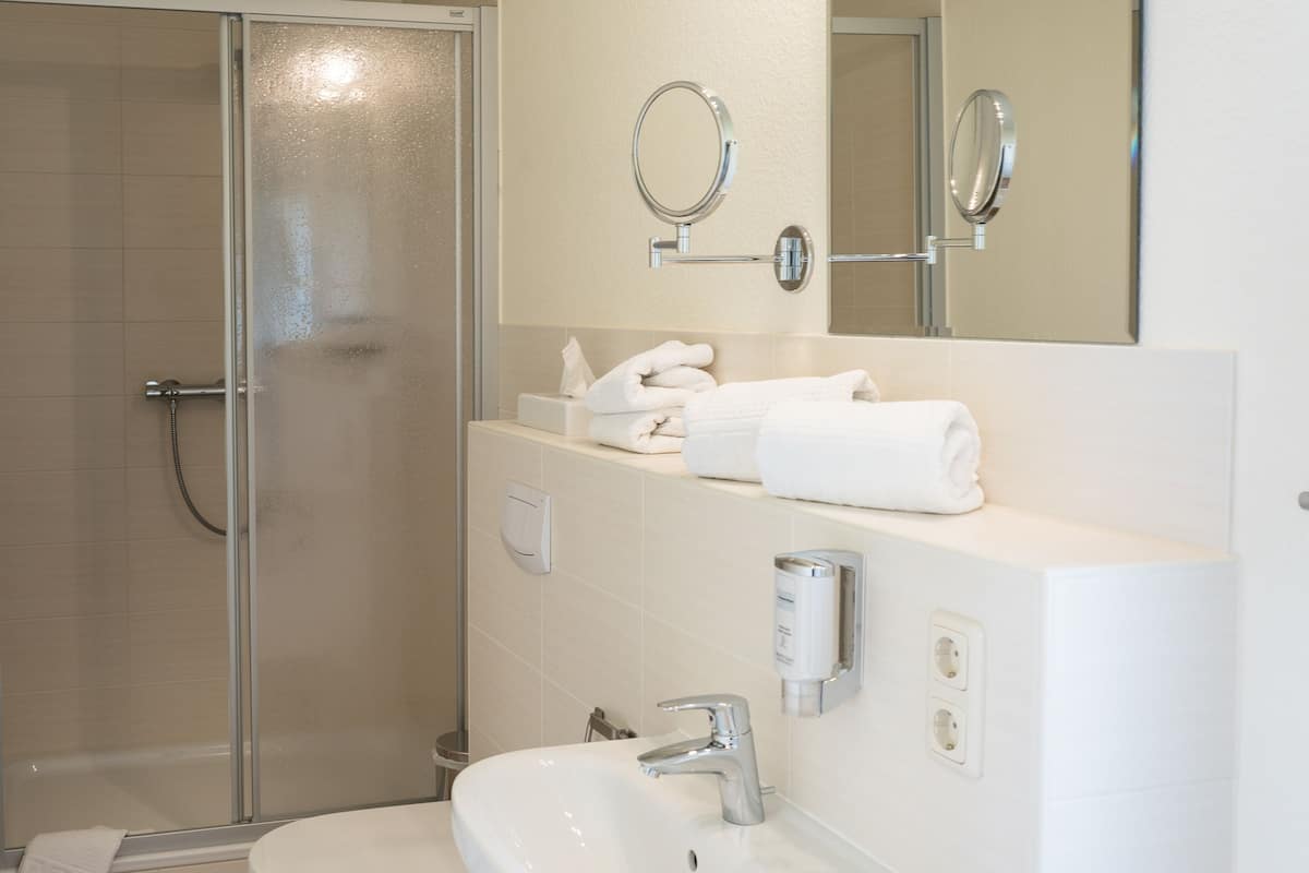 Dusche, kostenlose Toilettenartikel, Haartrockner, Handtücher