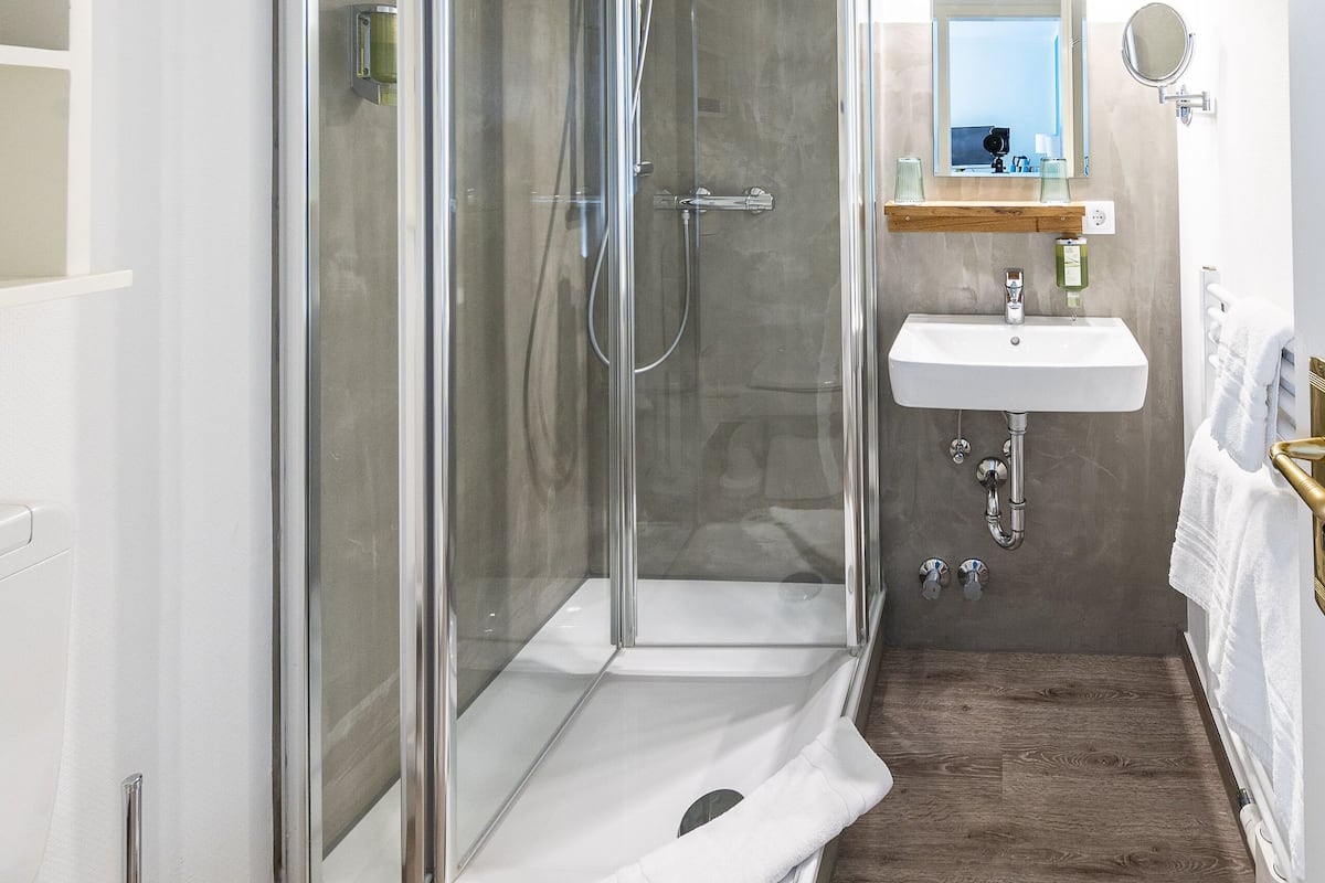 Dusche, kostenlose Toilettenartikel, Haartrockner, Handtücher