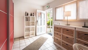 Un vestíbulo de hotel con una recepción, una bodega de vinos y una puerta que da al exterior.