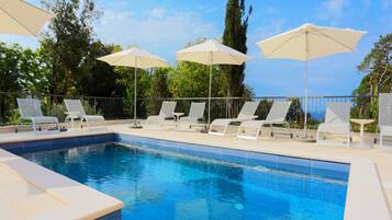 Una piscina al aire libre (de 09:00 a 19:00), sombrillas, tumbonas