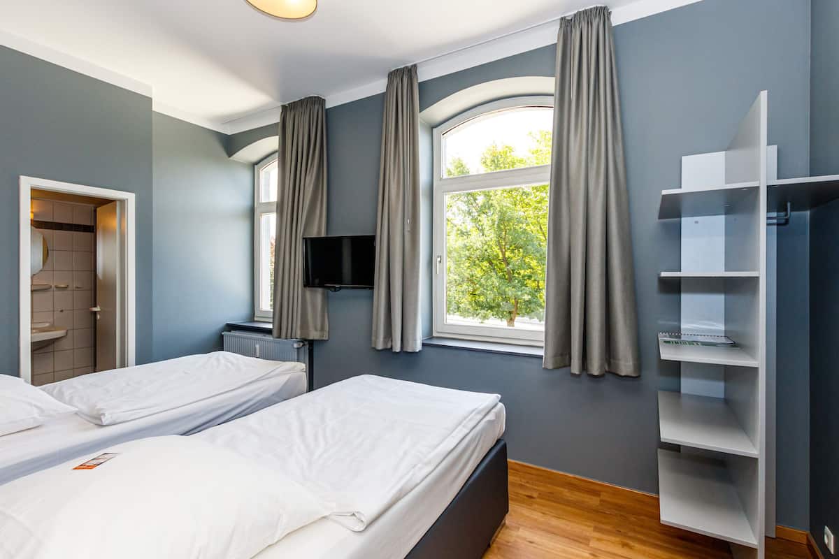 Business Double or Twin Room | Desk, free WiFi, bed sheets