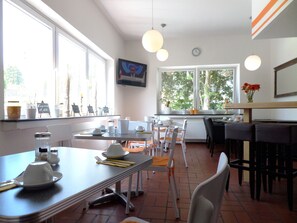 Petit déjeuner buffet servi en supplément en semaine