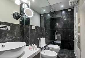 Suite estudio junior | BaƱo | Amenidades de baƱo gratuitas, secadora de cabello, pantuflas, bidet