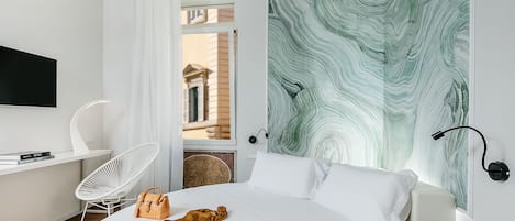 Design Room, City View | Minibar, in-room safe, desk, soundproofing