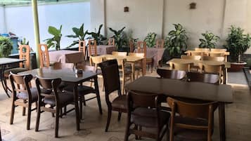 Breakfast, lunch, dinner served; Vietnamese cuisine