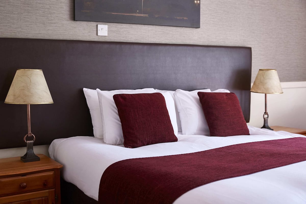 standard double room, 1 double bed | desk, iron/ironing board, free wifi, bed sheets