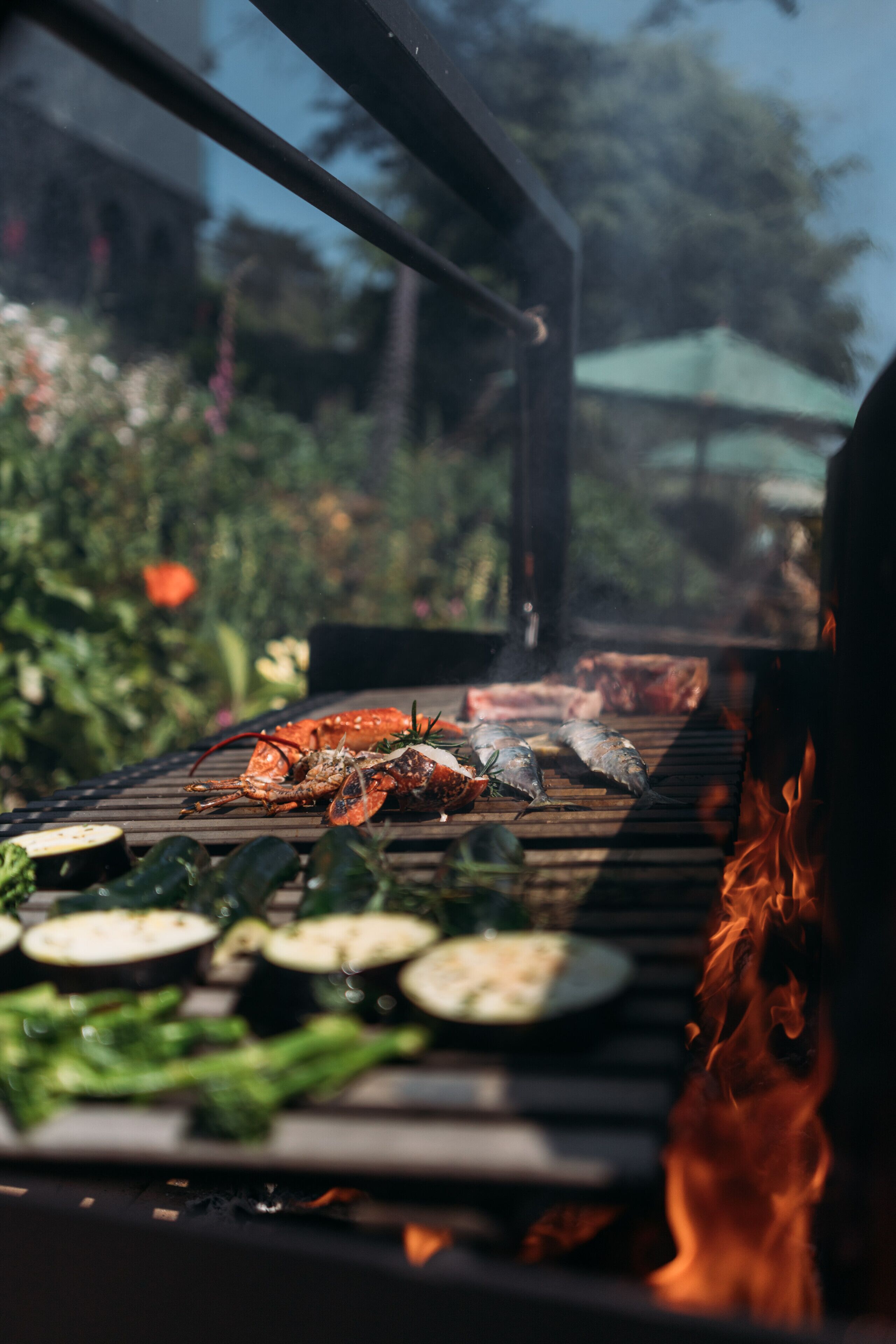 Una parrilla con mariscos y verduras.