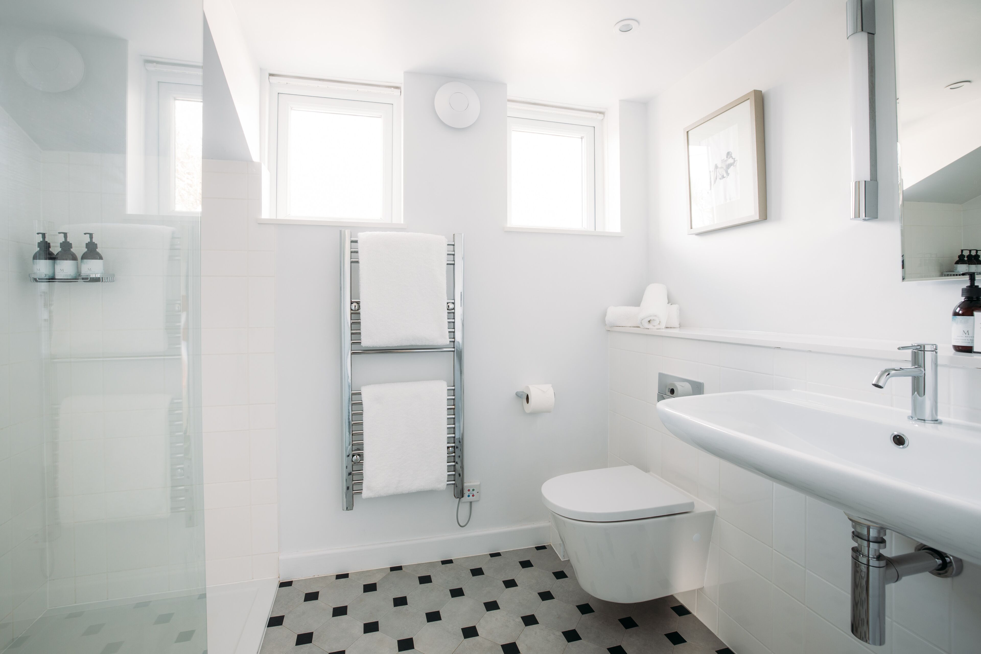 superior room | bathroom | combined shower/bathtub, free toiletries, hair dryer, towels