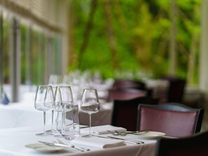 Serveert ontbijt, lunch en diner