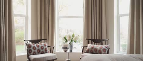 Superior tweepersoonskamer | Luxe beddengoed, pillowtop-bedden, een bureau, geluiddichte muren