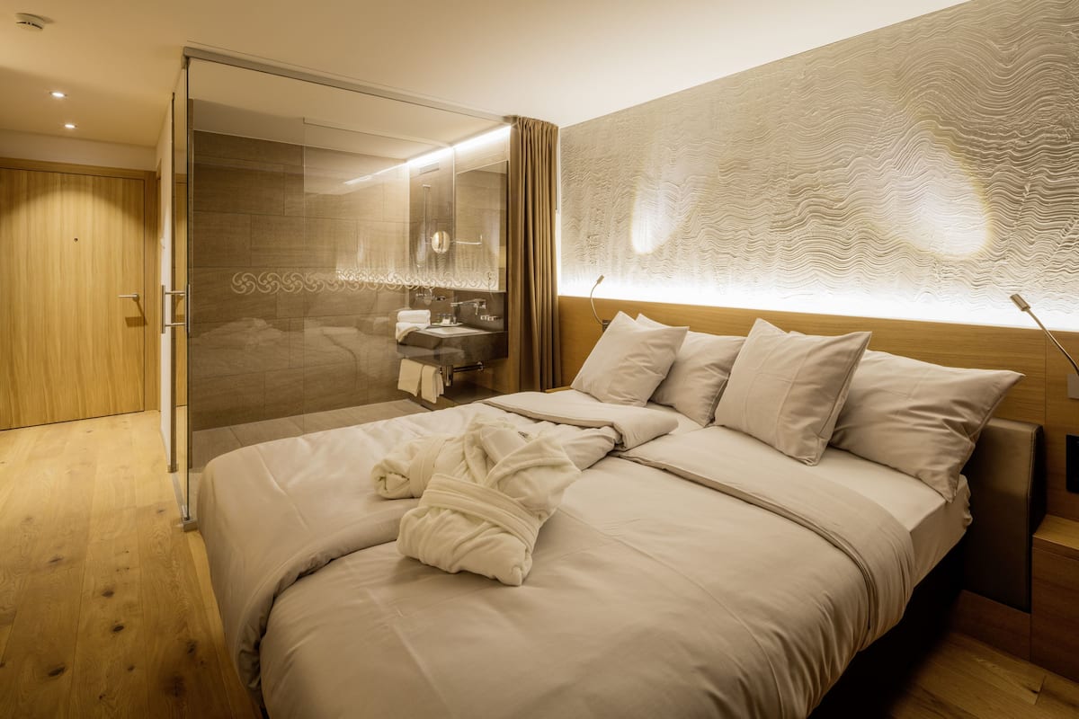 standard double room | premium bedding, down duvets, in-room safe, desk