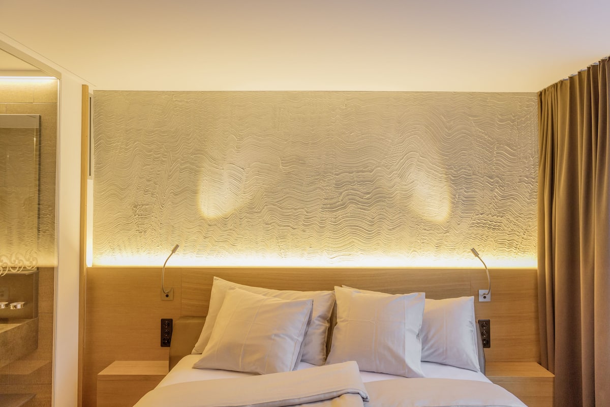 standard double room | premium bedding, down duvets, in-room safe, desk