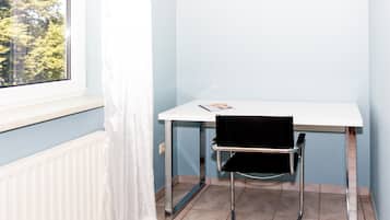 Desk, soundproofing, free WiFi, bed sheets