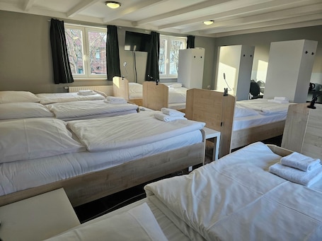 Escritorio, sistema de insonorización, wifi gratis y ropa de cama