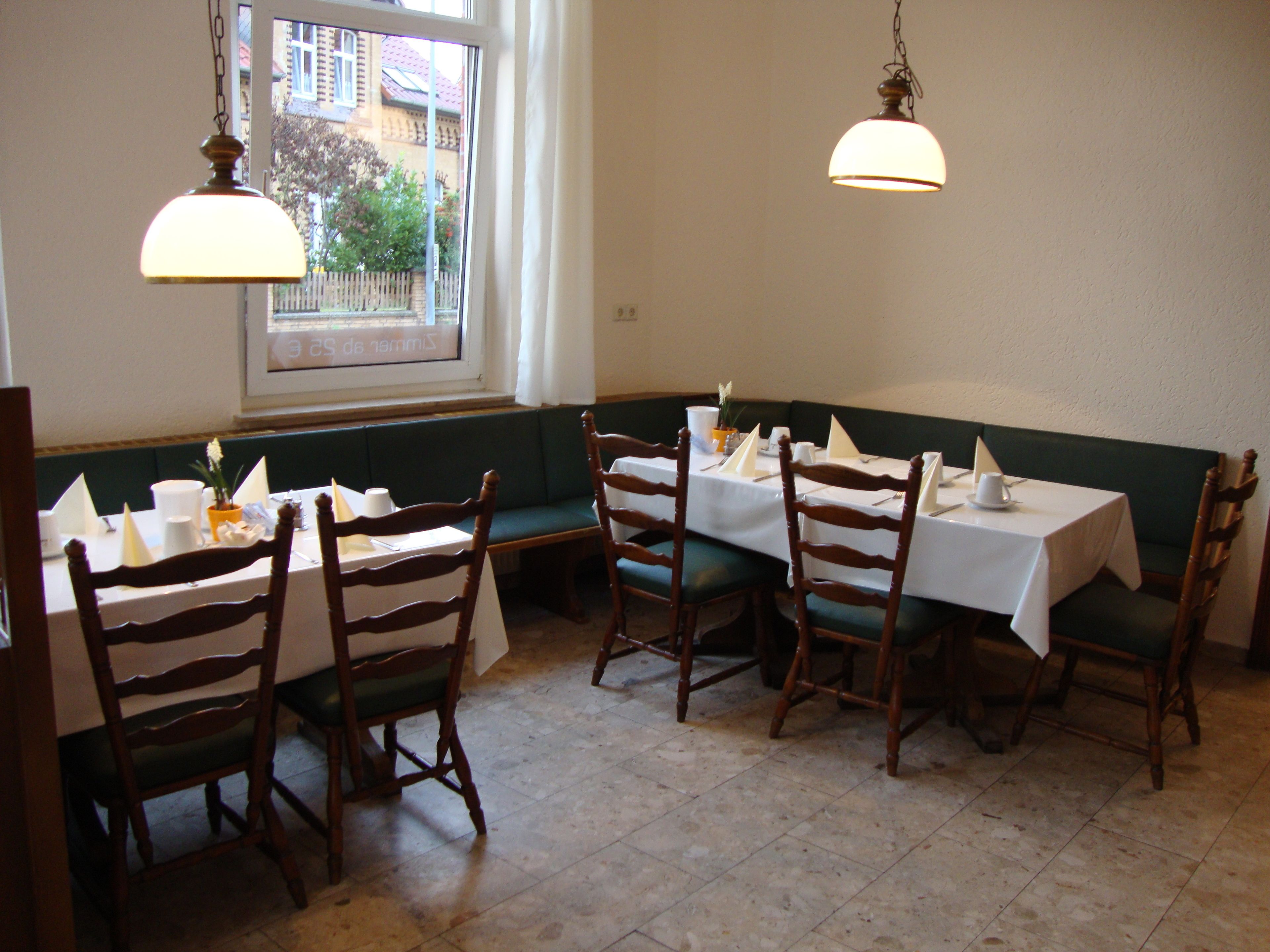 Frühstücksbuffet unter der Woche (12.00 EUR pro Person)