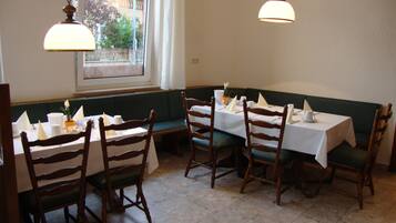 Frühstücksbuffet unter der Woche (12.00 EUR pro Person)