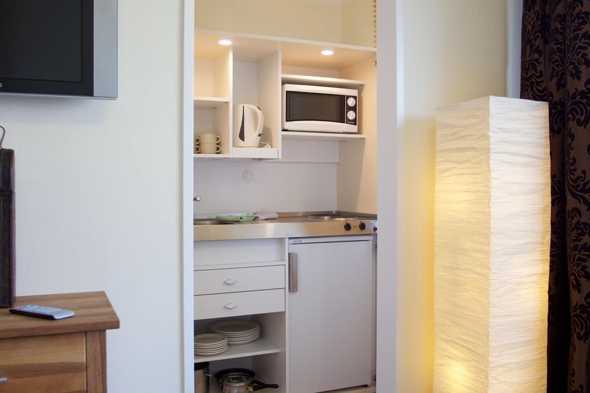 family room, 1 bedroom, kitchenette | private kitchenette