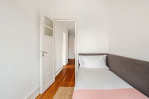 4 bedrooms, premium bedding, iron/ironing board, free WiFi - Flattered to be in Lisboa (Lisbon)