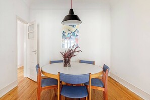 Apartment, 4 Bedrooms, City View | In-room dining - Flattered to be in Lisboa (Lisbon)