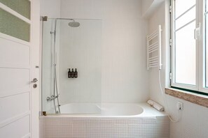 Apartment, 4 Bedrooms, City View | Bathroom | Separate tub and shower, designer toiletries, hair dryer, bathrobes - Flattered to be in Lisboa (Lisbon)