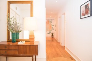 Flat-screen TV - Flattered to be in Lisboa (Lisbon)