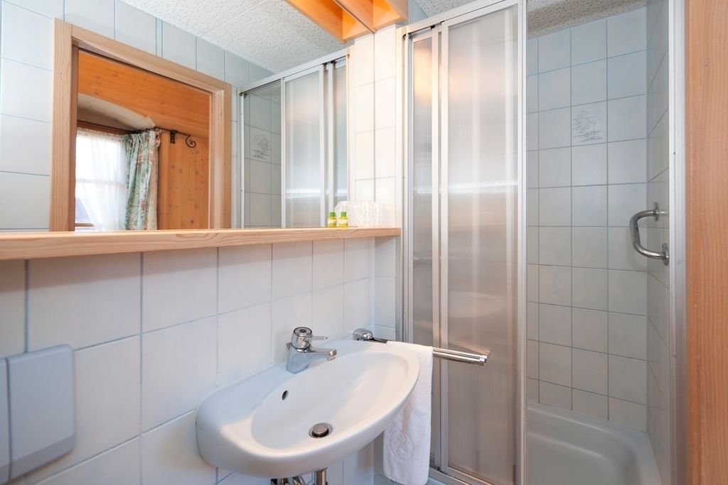 classic single room, 1 single bed | bathroom | free toiletries, towels