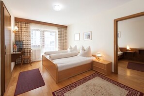 خزنة داخل الغرفة وملاءات أسرّة