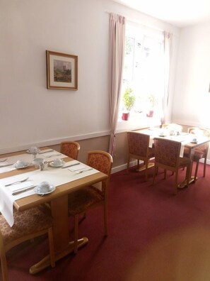 بوفيه فطور مجانًا يوميًا