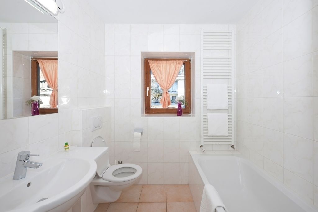 free toiletries, towels