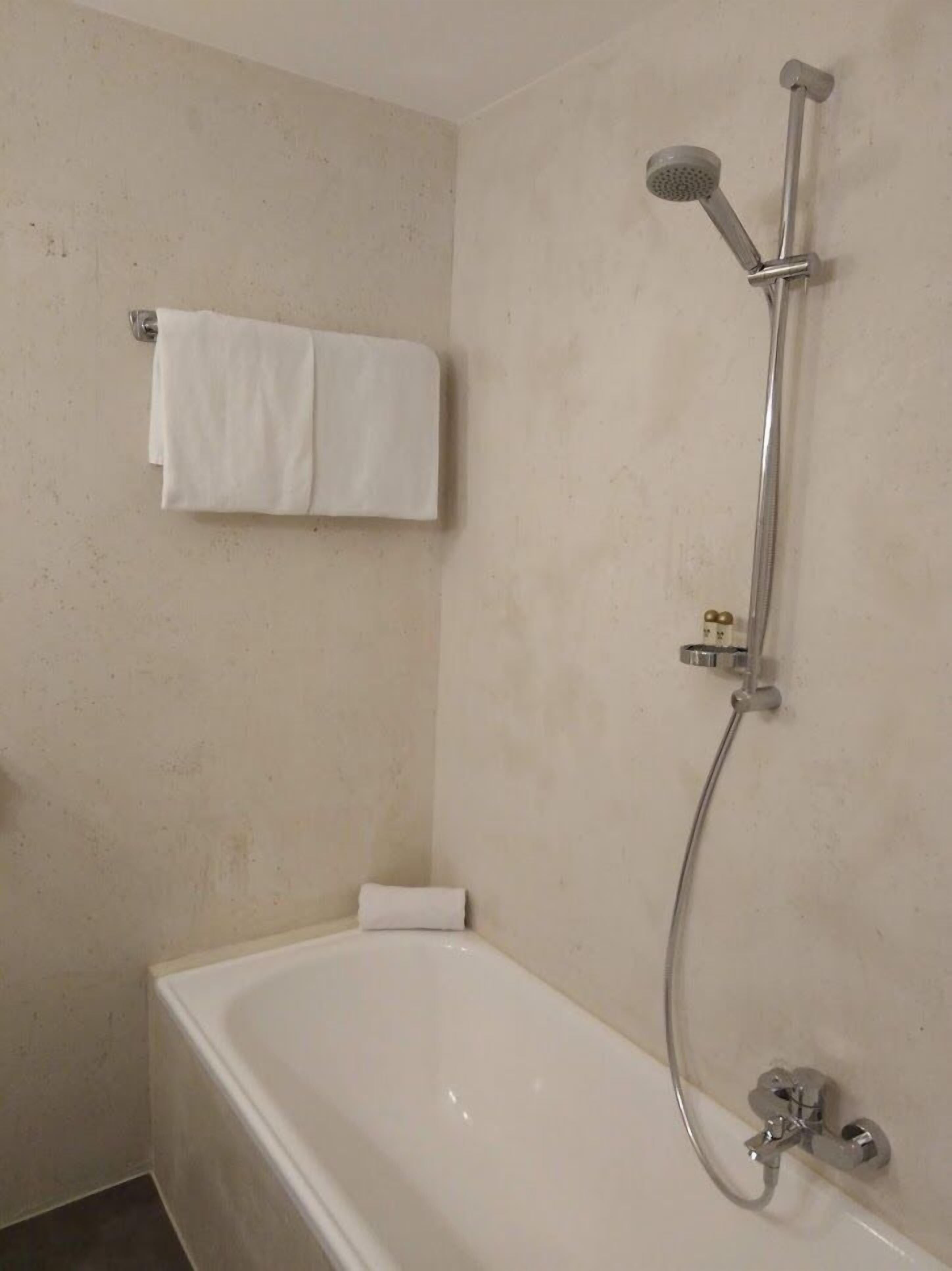 deep-soaking bathtub