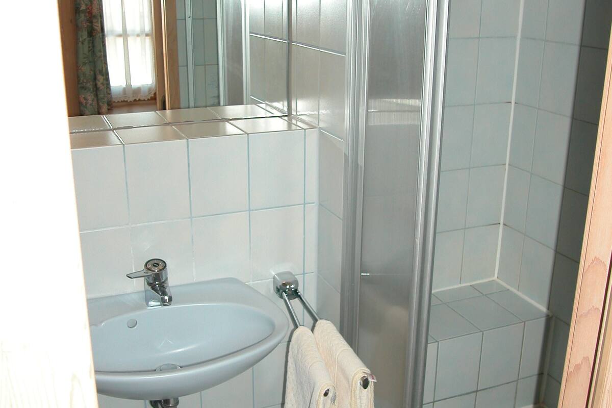 classic single room, 1 single bed | bathroom | free toiletries, towels