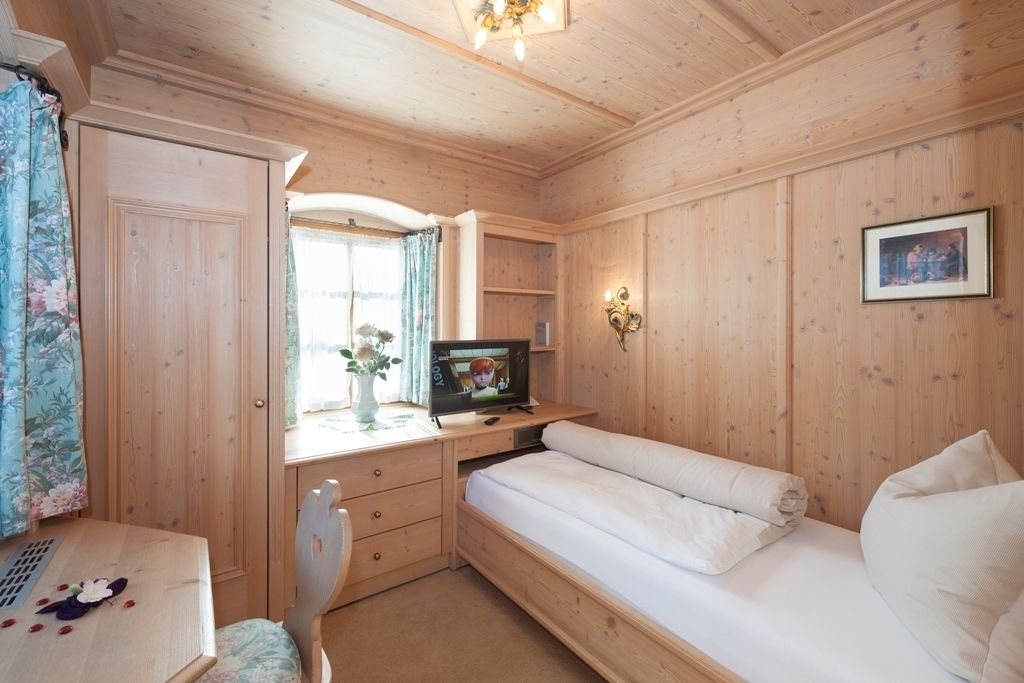 classic single room, 1 single bed | in-room safe, bed sheets