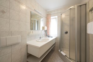 Family Suite (Tiroler Haus) | Bathroom