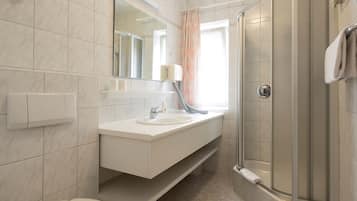 Family Suite (Tiroler Haus) | Bathroom | Shower, hair dryer, towels