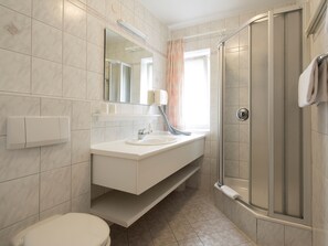 Family Suite (Tiroler Haus) | Bathroom | Shower, hair dryer, towels - Tirolerhaus Walchsee (Walchsee)