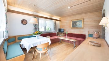 Comfort appartement, 1 slaapkamer | Woonruimte | Een flatscreentelevisie