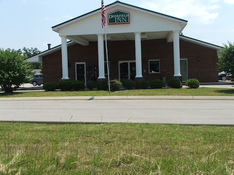 Property entrance. Deerfield Inn & Suites
