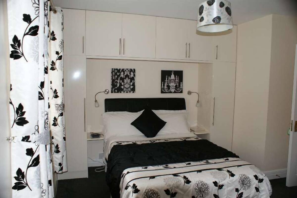 Habitación doble, baño en la habitación | Decoración personalizada, muebles diferentes y escritorio